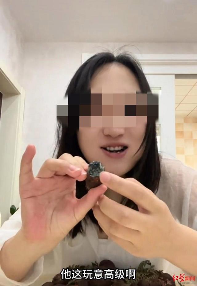 网红生吃见手青，称小小蘑菇不在话下