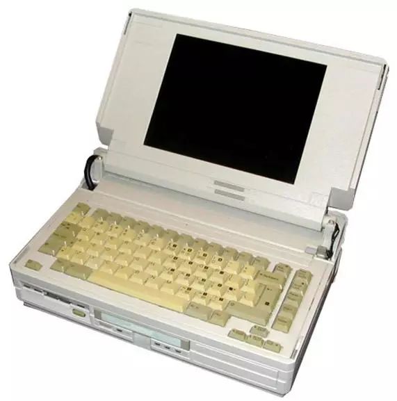 1988年，Compaq发布了他们的第一台笔记本电脑Compaq SLT / 286